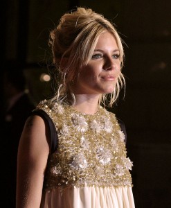 Sienna Miller en robe et chignon bohème à la première de Factory Girl - Photo de Caroline Bonarde Ucci [GFDL CC-BY-3.0 (www.creativecommons.org/licenses/by/3.0)], via Wikimedia Commons